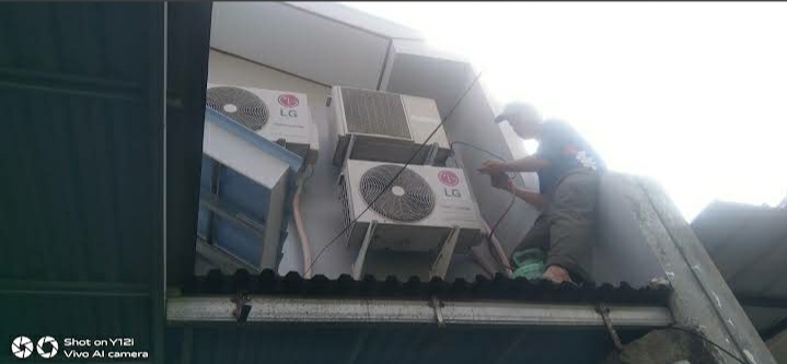 Teknisi Theo Teknik menggunakan manifold gauge